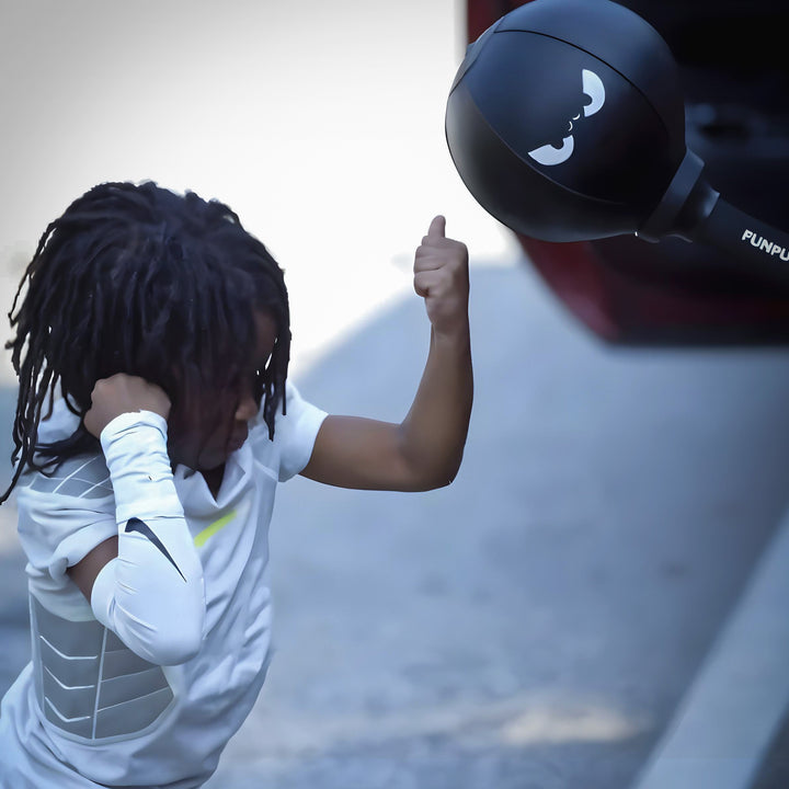 Detalle del saco de boxeo infantil FunPunch Rage, con base estable para coordinación y energía.