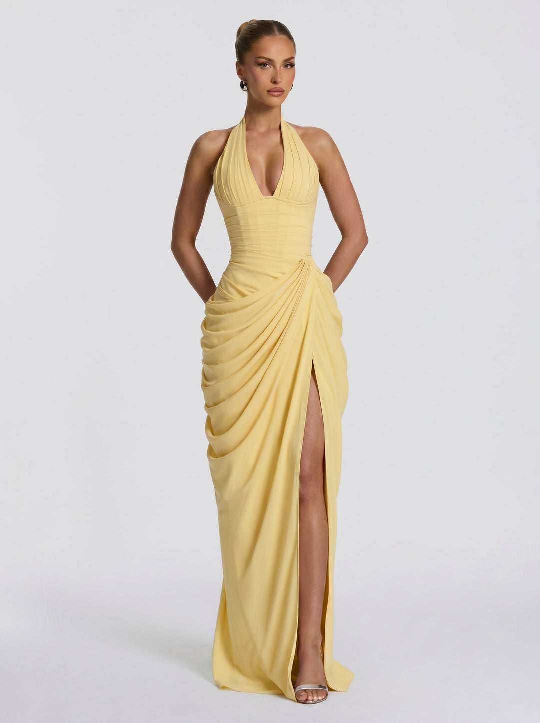 Vestido de ceremonia para mujer, largo, con cuello halter y abertura, estilo sofisticado.