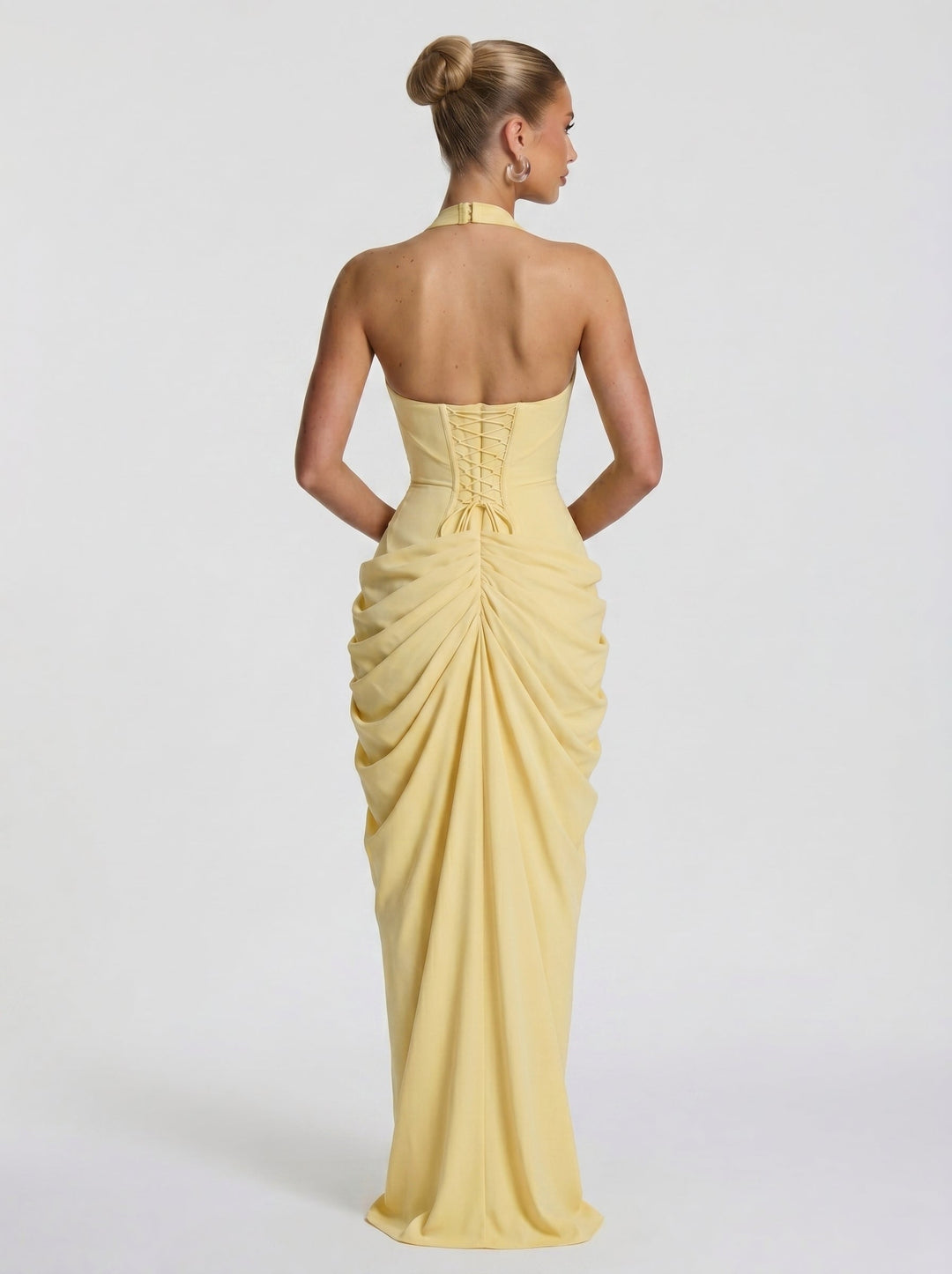 Vestido de mujer, largo, halter, elegante, con abertura, ideal para fiesta o cena especial.
