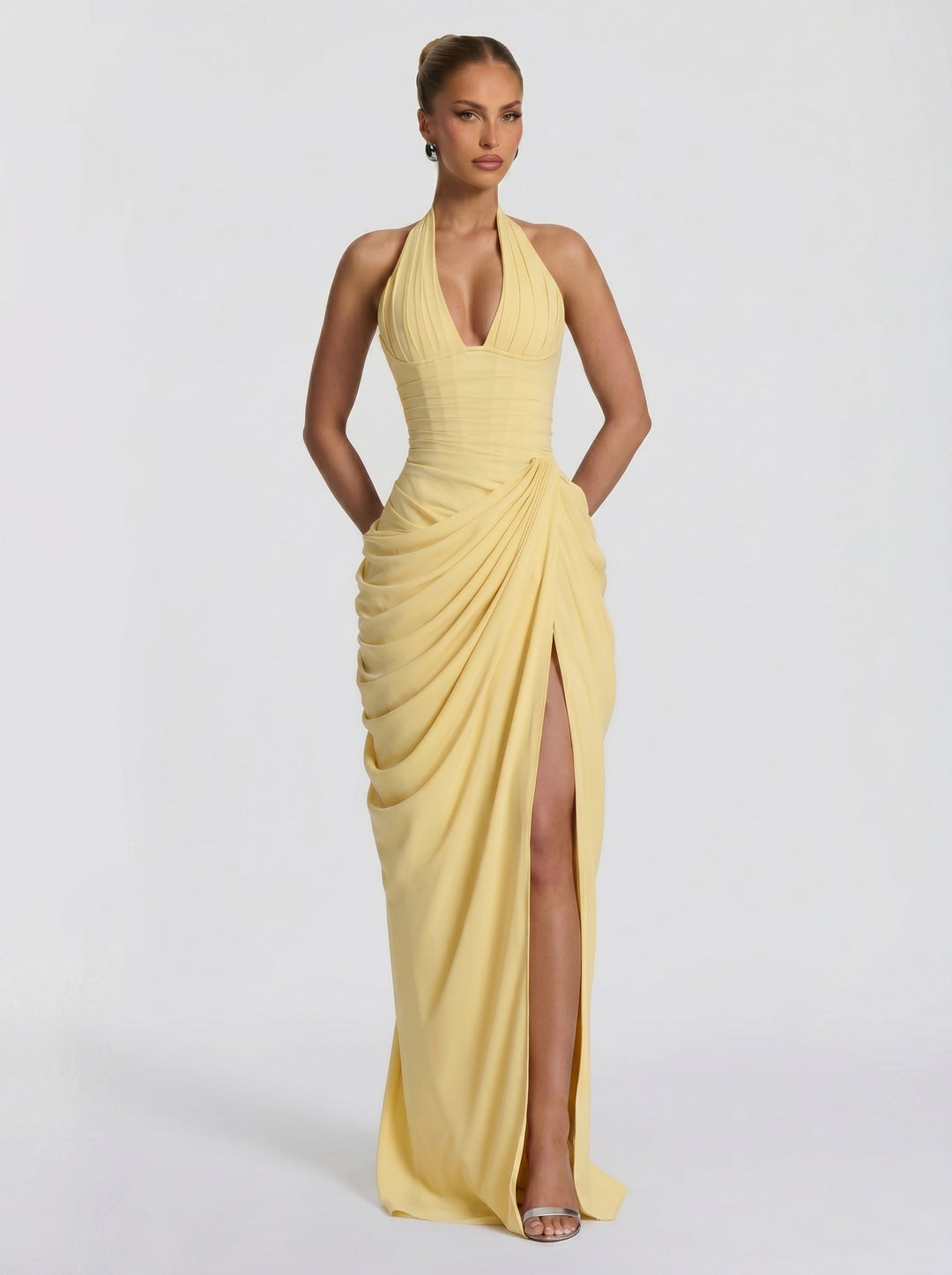 Vestido largo y elegante de fiesta para mujer, con detalle halter y abertura pronunciada.