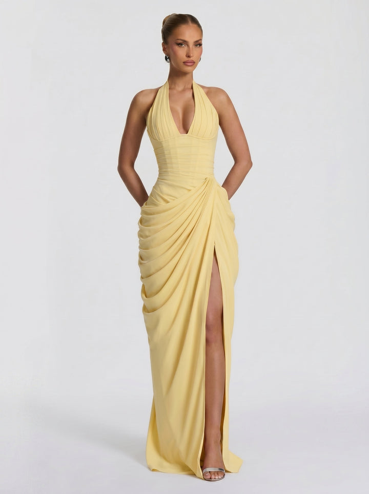 Vestido largo y elegante de fiesta para mujer, con detalle halter y abertura pronunciada.