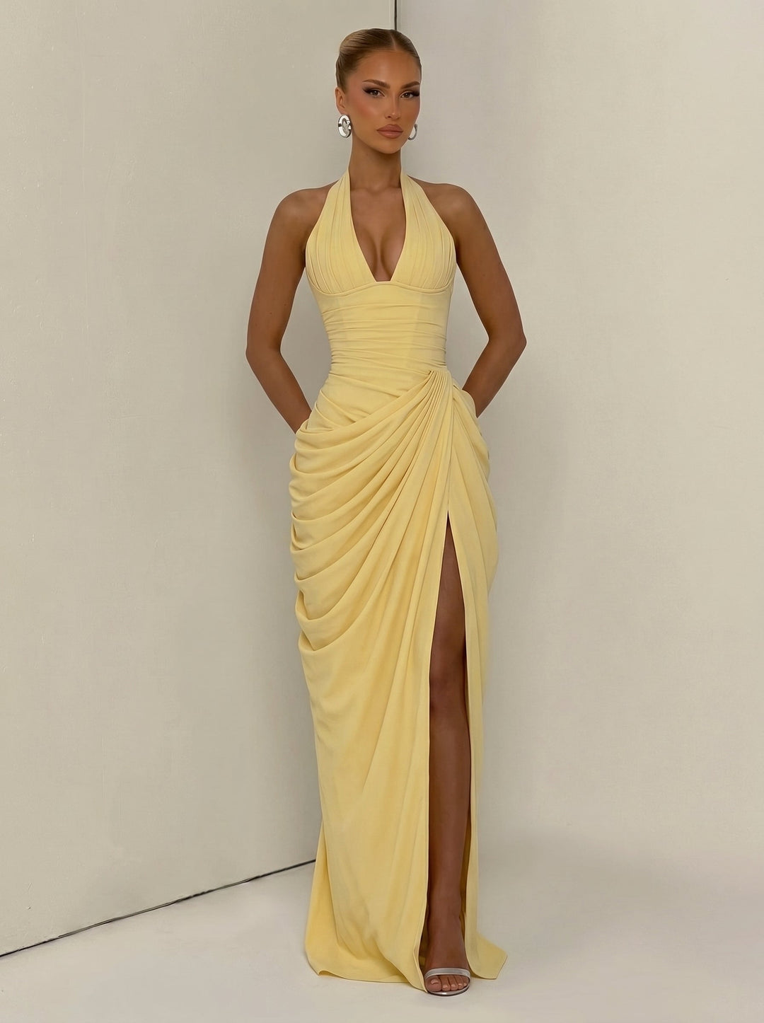 Elegante vestido de noche largo para mujer, halter, con abertura, estilo moderno.
