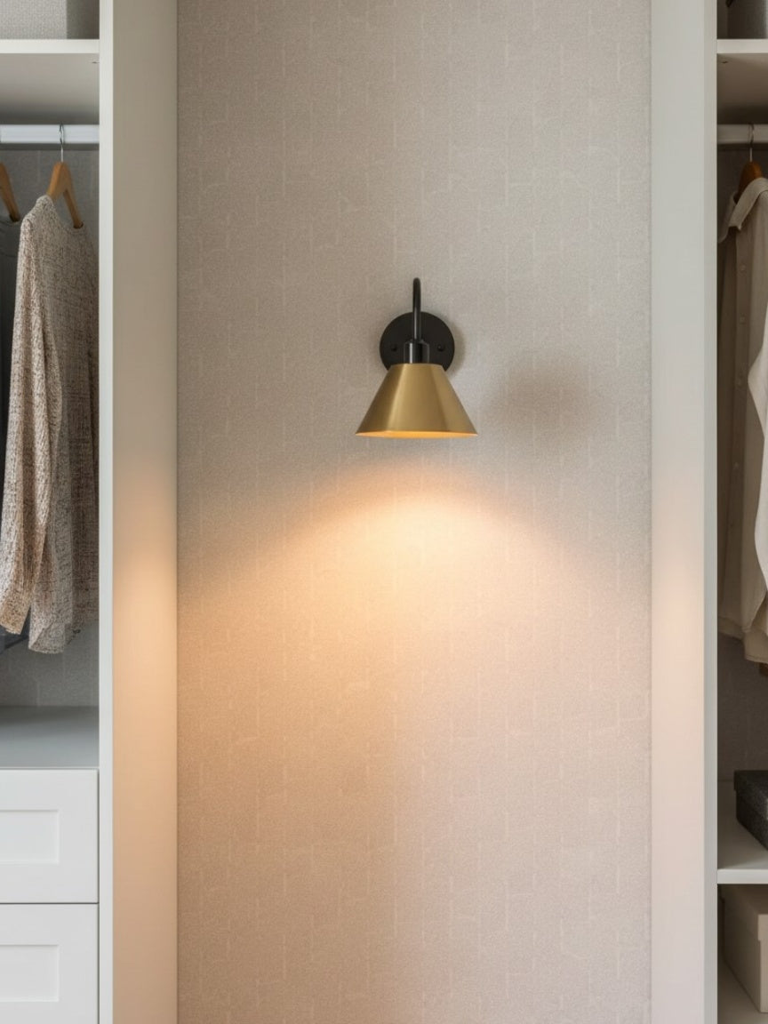 Aplique de pared latón brillante, luz focal elegante, toque sofisticado industrial.