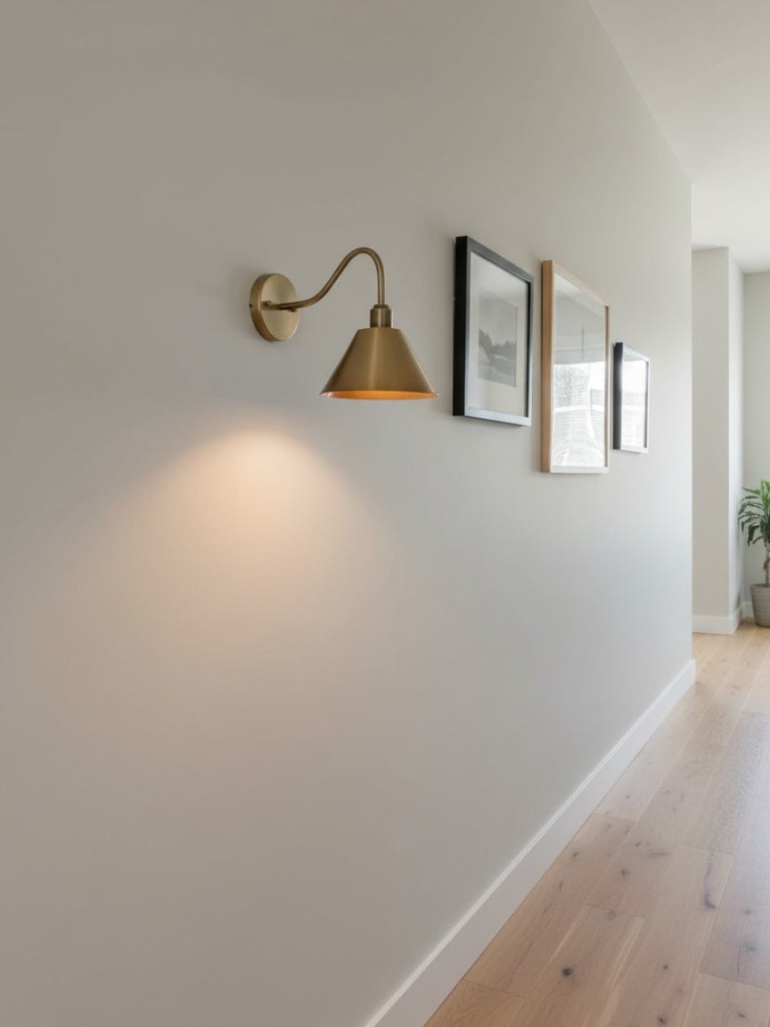 Lámpara de pared minimalista negra, perfecta para crear ambientes con luz focal.