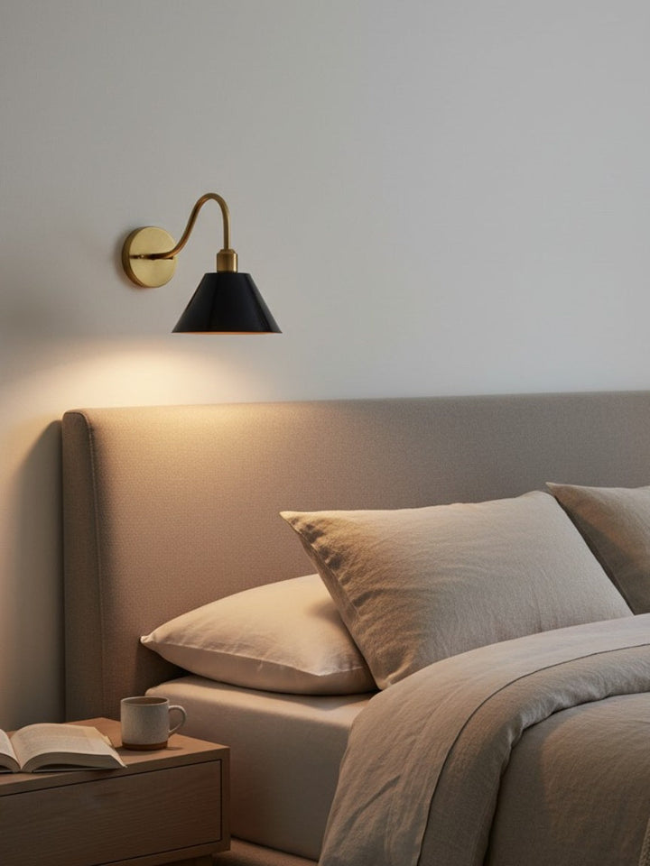 Luminaria de pared moderna, latón cepillado, iluminación de acento en espacios elegantes.
