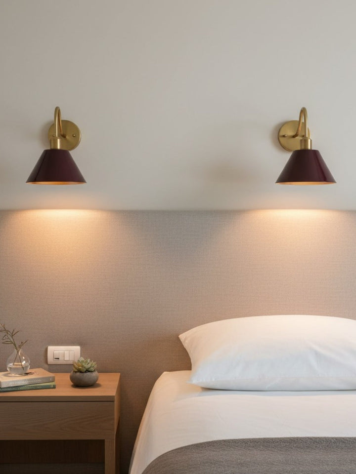 Lámpara de pared latón moderna, luz focal ajustable, estilo contemporáneo.
