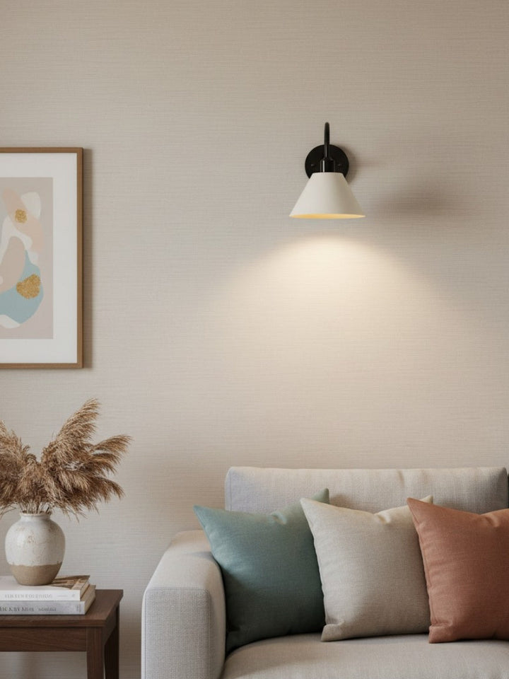 Lámpara de pared de diseño, acabado latón, iluminación focal para el hogar.