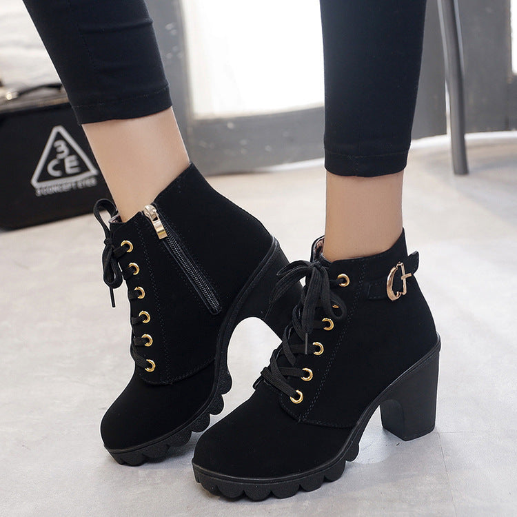Calzado de otoño: botines de mujer de gamuza, plataforma y cordones, perfectos para looks casuales y modernos.