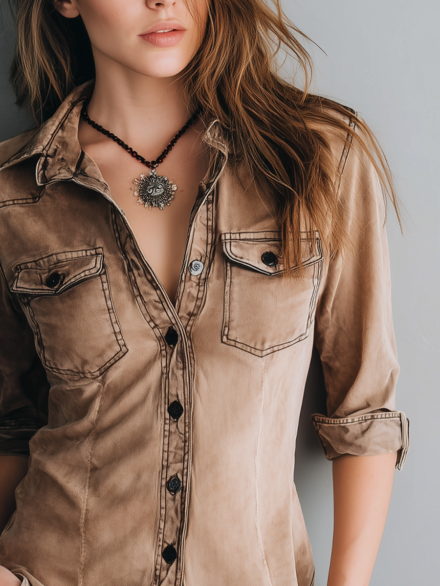 Camisa denim marrón de mujer con manga larga, diseño entallado y casual para un look moderno y cómodo.