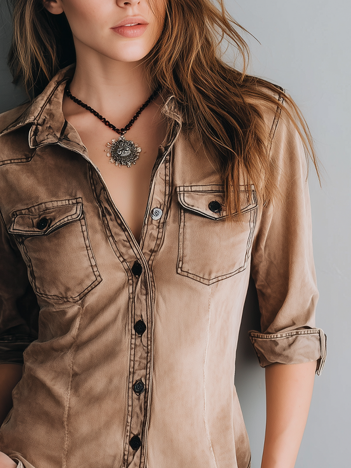 Camisa denim marrón de mujer con manga larga, diseño entallado y casual para un look moderno y cómodo.