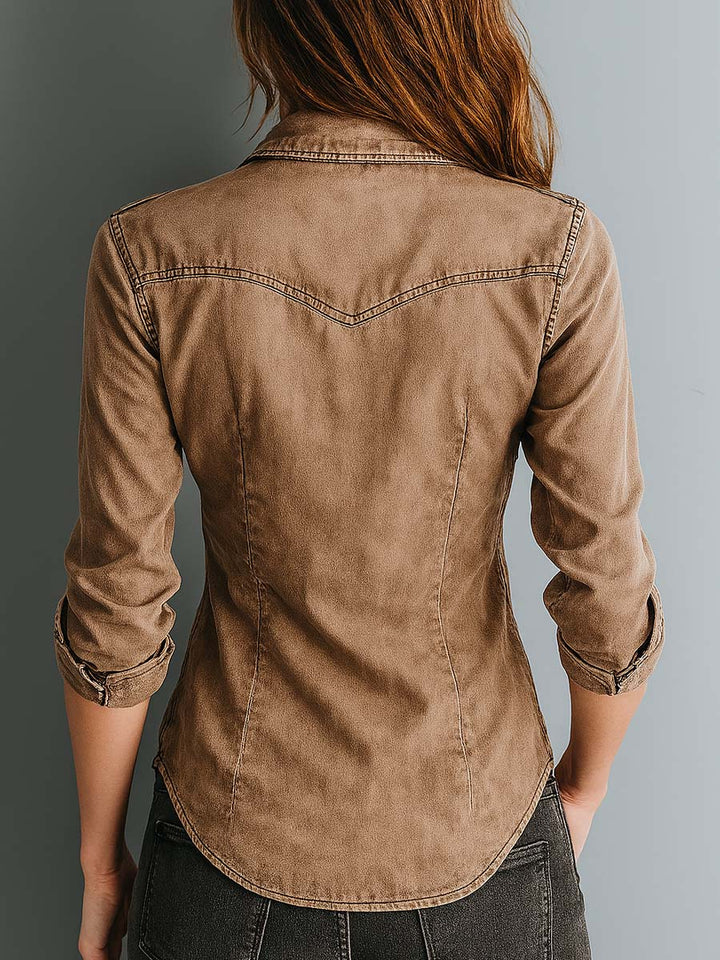 Camisa marrón de mujer, estilo vaquero denim, manga larga y corte entallado, ideal para looks casuales y modernos.