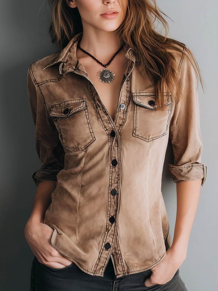 Camisa vaquera marrón de manga larga para mujer, estilo casual y entallado, ideal para moda informal.