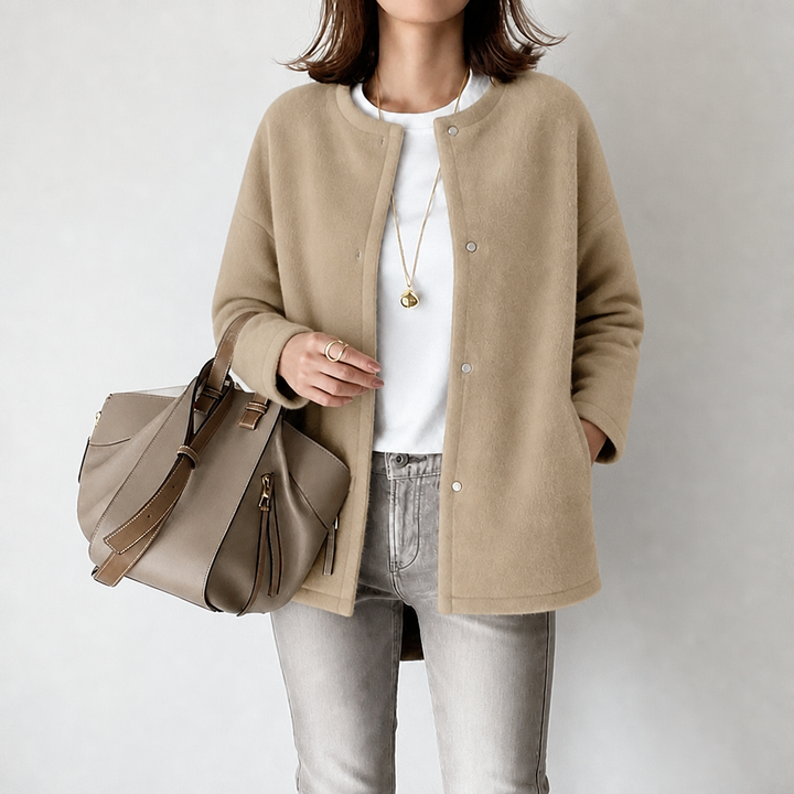 Elegante cárdigan de punto suave para mujer, con diseño relaxed y bolsillos. Perfecto para otoño y primavera.