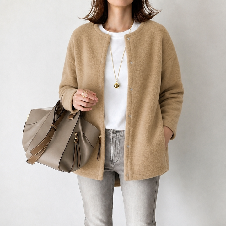 Cárdigan de punto para mujer en estilo relaxed, con prácticos bolsillos. Comodidad y moda casual de otoño.