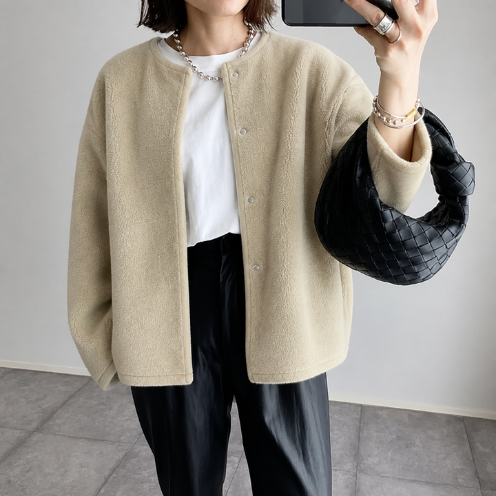 Abrigo de punto relaxed para mujer con bolsillos, diseño versátil para estilo casual de primavera y otoño.