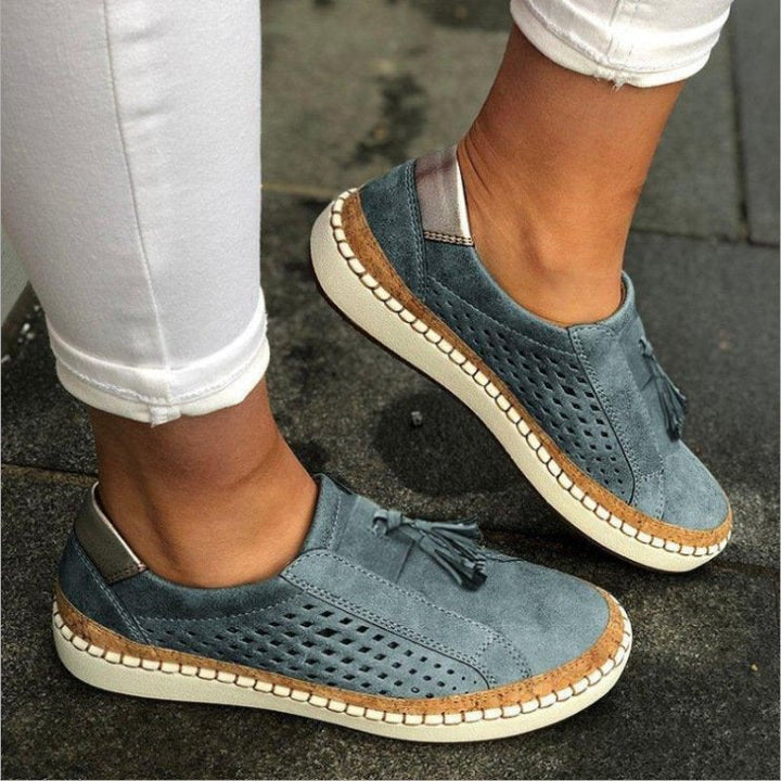 Zapatos slip-on casuales de mujer con diseño perforado, borla elegante y suela de corcho. Calzado de verano cómodo.