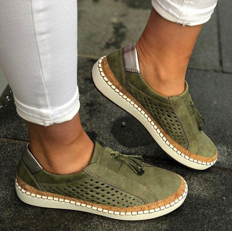 Zapatos slip-on perforados para mujer con borla decorativa y suela de corcho, ideales para primavera/verano.