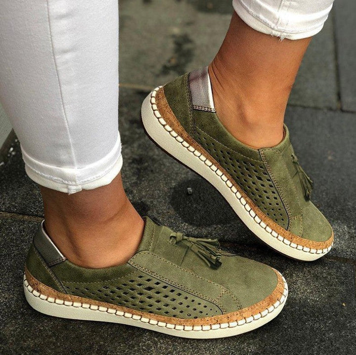 Zapatos slip-on perforados para mujer con borla decorativa y suela de corcho, ideales para primavera/verano.