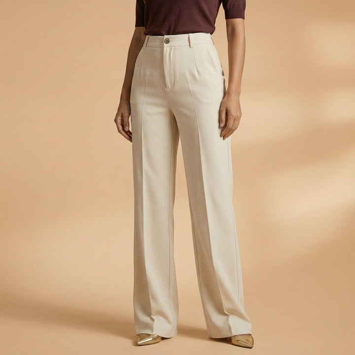 Mujer luce pantalones anchos de tiro alto, moda de verano con estilo y gran comodidad.