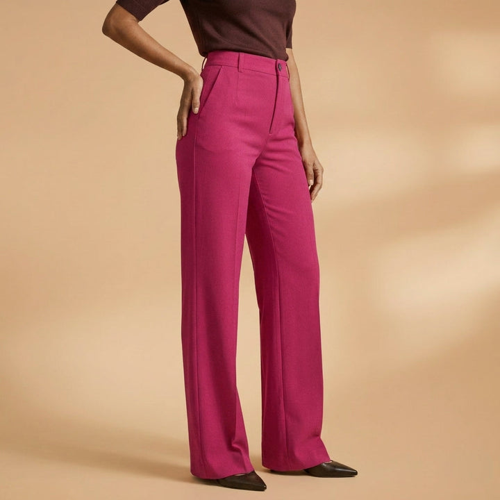 Detalle de pantalones anchos tiro alto mujer, tejido ligero para un verano fresco.
