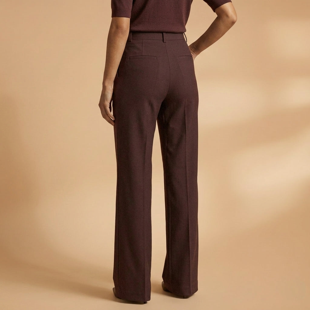 Pantalón ancho de mujer en color neutro, tiro alto, un básico de moda femenina para el verano.