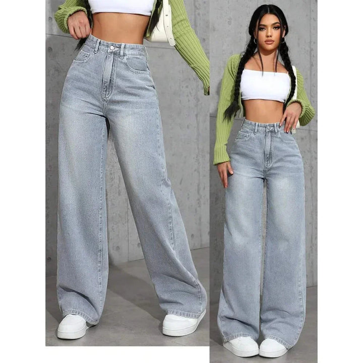 Vaqueros denim azul para mujer. Corte wide leg y cintura alta. Moda primavera-verano, tendencia actual.