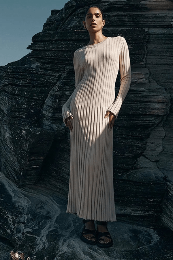 Vestido largo acanalado de punto para mujer. Prenda elegante y moderna, perfecta para fiesta de primavera/otoño.