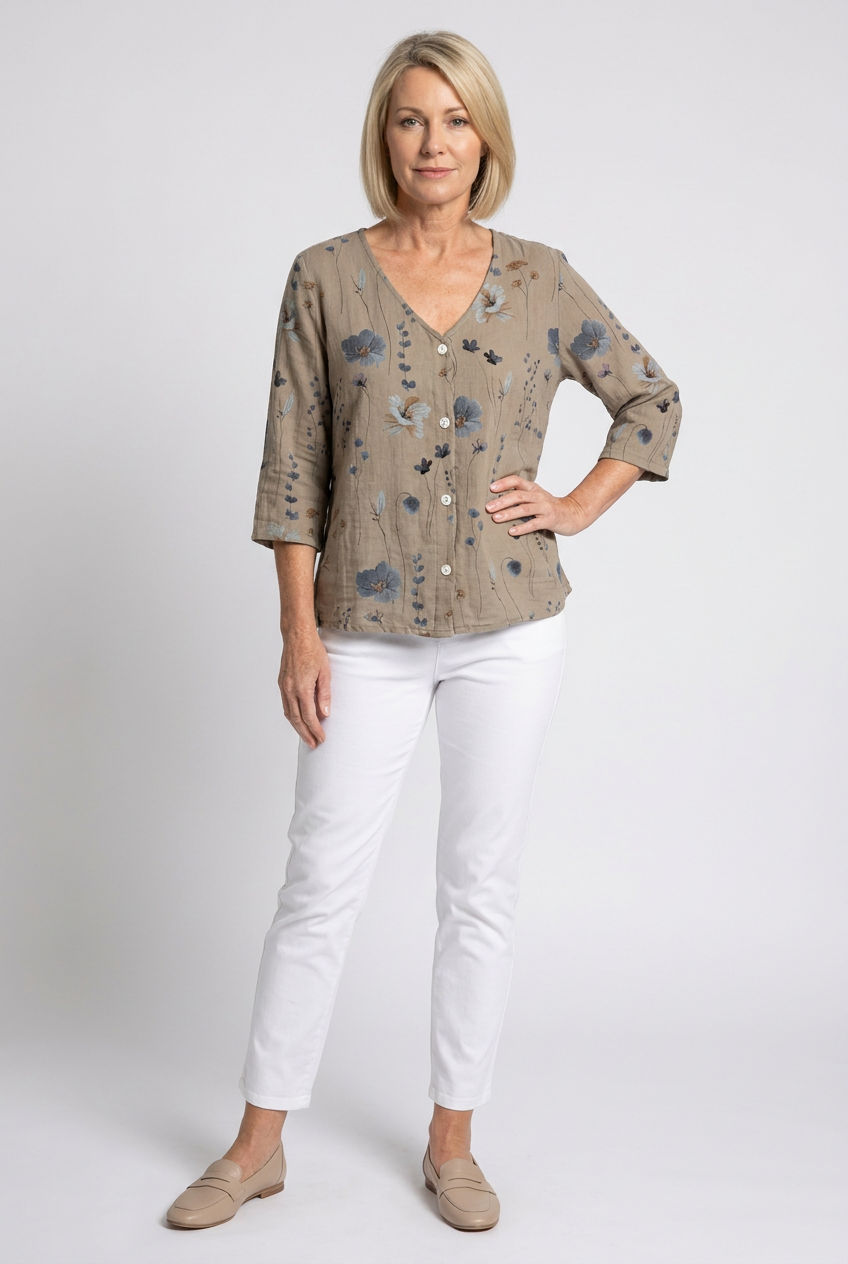 Blusa cómoda de ajuste relajado con estampado floral y bordados. Cuello V femenino.