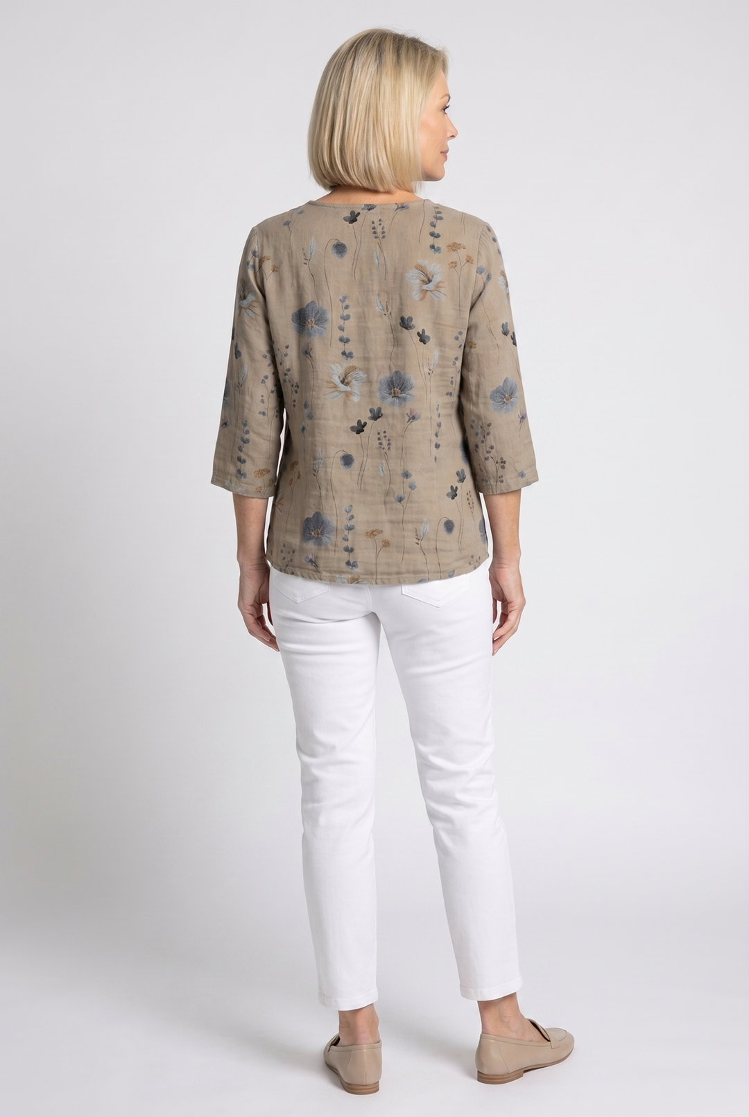Blusa de primavera-verano, floral y bordada, con cuello V. Estilo relajado y casual.