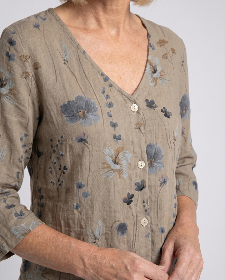 Blusa mujer cuello V, bordado floral, ajuste relajado. Perfecta para ropa casual y moda femenina.