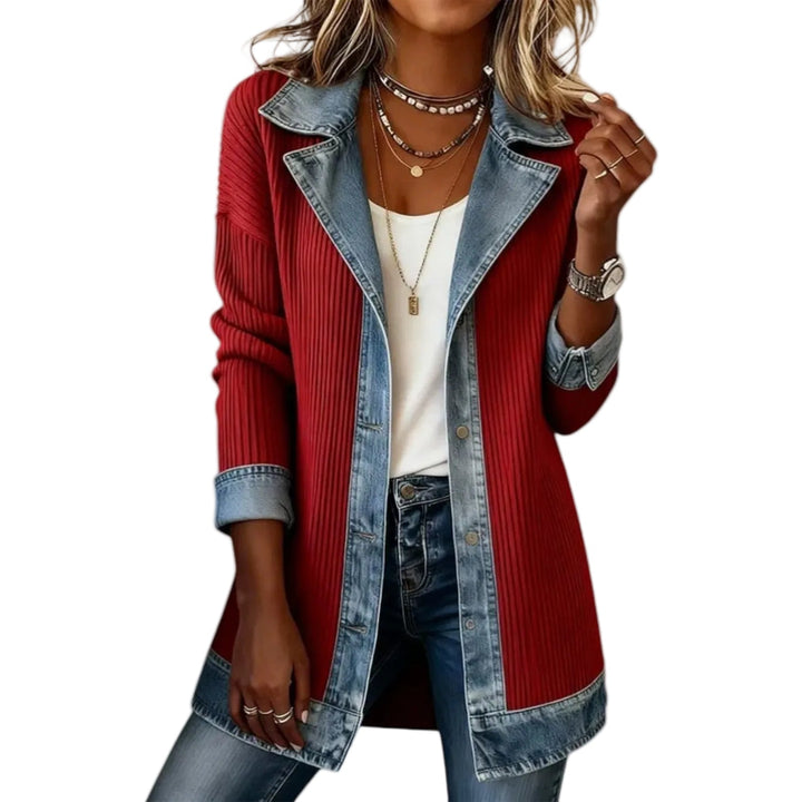Chaqueta vaquera de mujer estilo relaxed, azul. Con solapa y bolsillos. Versátil para cualquier ocasión.