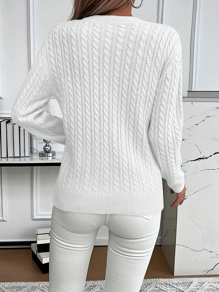 Descubre el jersey de mujer con tejido trenzado, cuello redondo. Comodidad para tus días fríos.