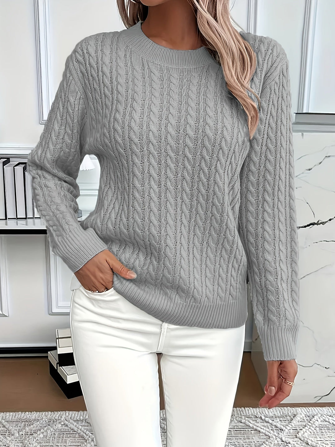 Estiloso jersey de mujer con patrón trenzado y cuello redondo. Moda casual para otoño e invierno.