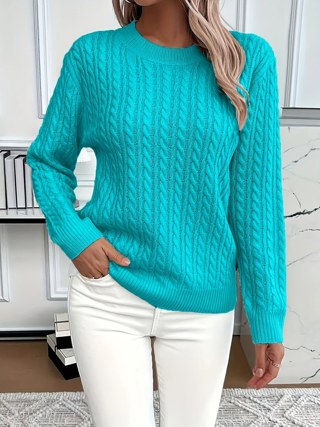 Suave jersey de punto de mujer, diseño trenzado clásico y cuello redondo. Ideal para el frío.