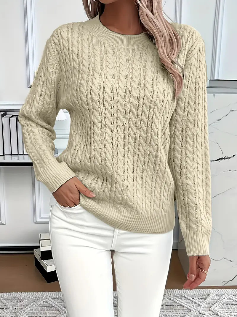 Jersey de mujer elegante con patrón de trenzas y cuello redondo. Perfecto para un look invernal.