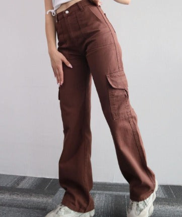 Vista frontal de pantalón cargo Isabella para mujer. Diseño moderno, pierna ancha y plisados para look casual.