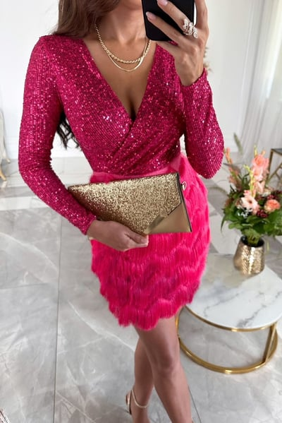 Atractivo vestido de lentejuelas corto y envolvente para mujer. Perfecto para lucir deslumbrante en cualquier fiesta.