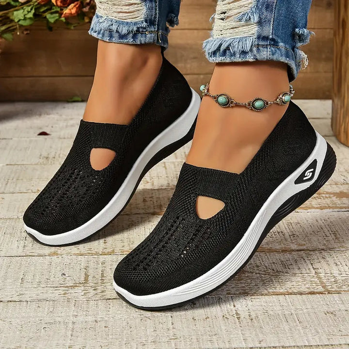 Calzado femenino slip-on de punto calado, perfecto para verano. Zapatillas casuales que aportan frescura.