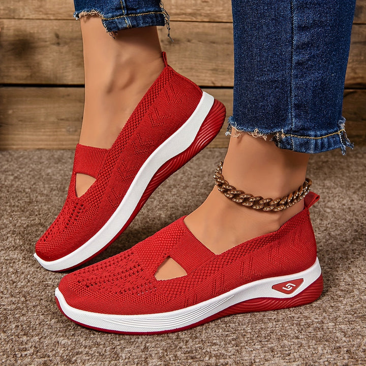 Zapatillas caladas de punto multicolor, diseño slip-on para mujer. Calzado urbano casual para un look fresco.