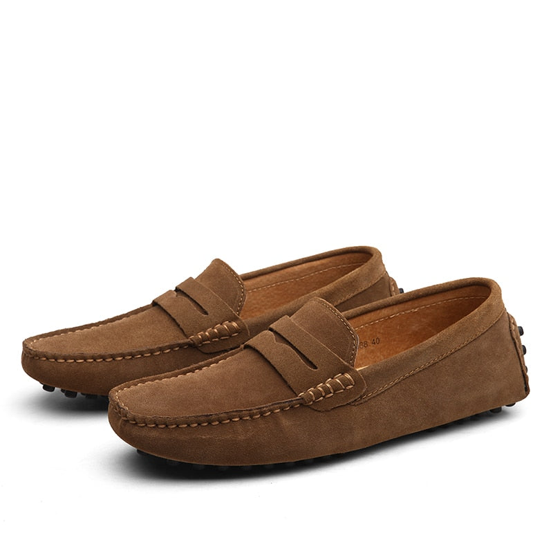 Mocasines de hombre con costuras visibles. Diseño casual y cómodo para look veraniego.