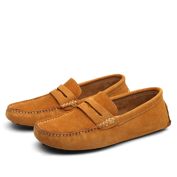 Mocasines azules de gamuza para hombre. Estilo fresco y casual, moda masculina de verano.