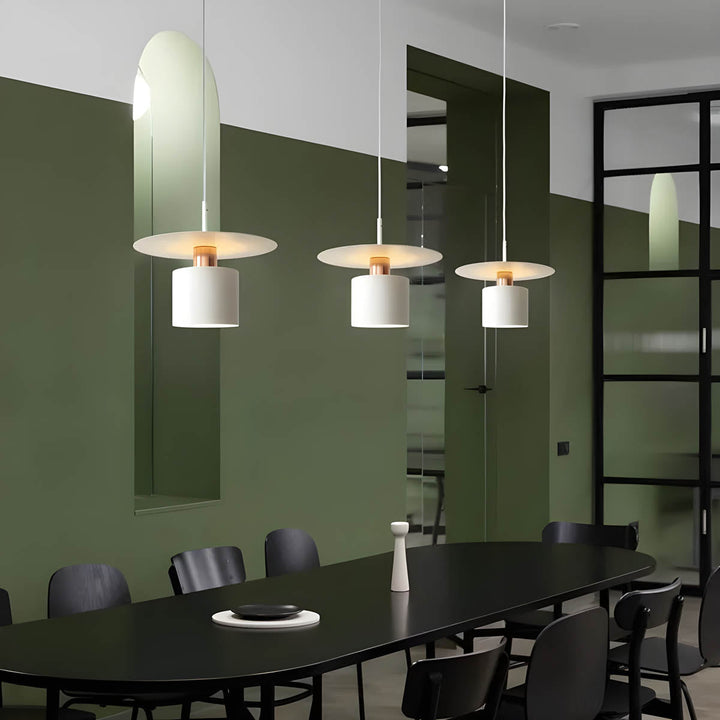 Lámpara colgante moderna LED. Diseño minimalista para iluminación de techo en salón o comedor. Crea ambiente cálido.
