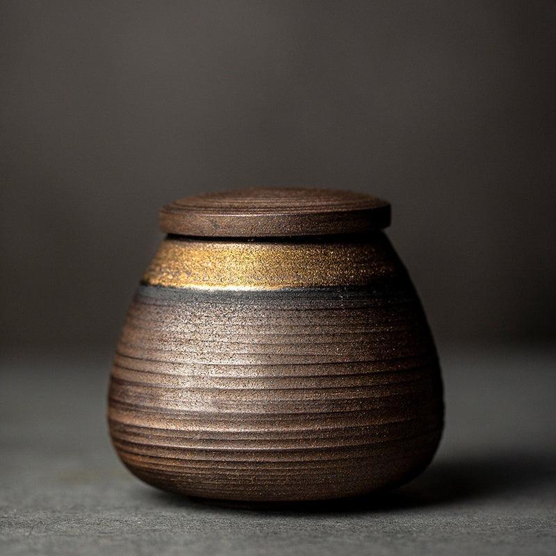 Detalle tarro de cerámica wabi-sabi hecho a mano. Sello hermético, textura única. Almacenamiento estilo japonés.
