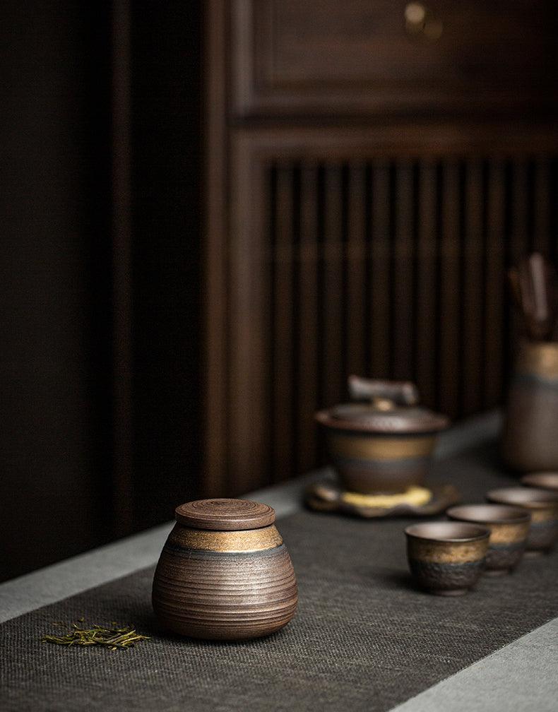 Tarro de cerámica wabi-sabi en cocina moderna. Almacenamiento sellado para especias, estilo artesanal japonés.