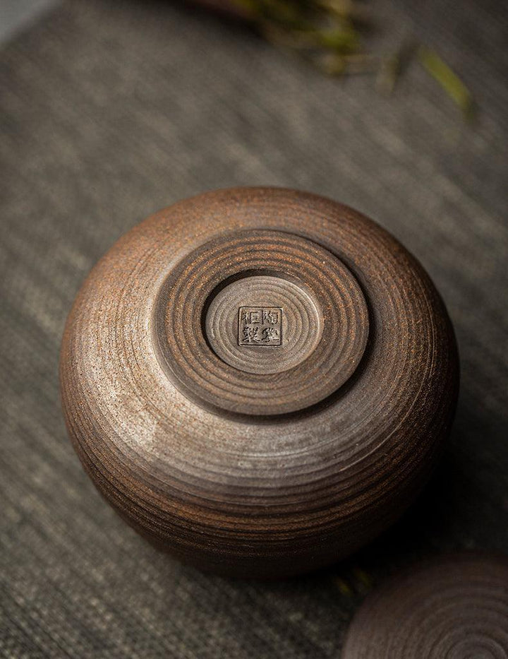 Tarro decorativo de cerámica wabi-sabi. Almacenamiento artesanal con toque japonés para salón o estantería.