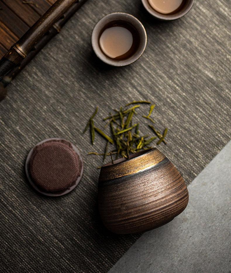 Tarro de cerámica sellado wabi-sabi para especias. Almacenamiento práctico, estilo artesanal en tu cocina.