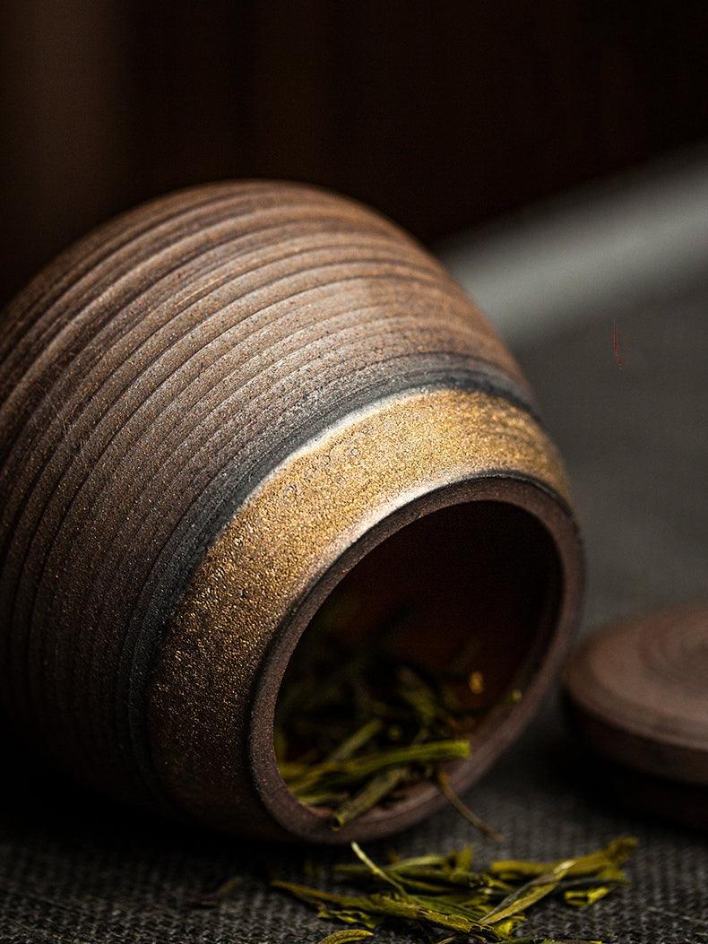 Tarro de almacenamiento wabi-sabi. Cerámica artesanal con imperfecciones que celebran la belleza natural japonesa.