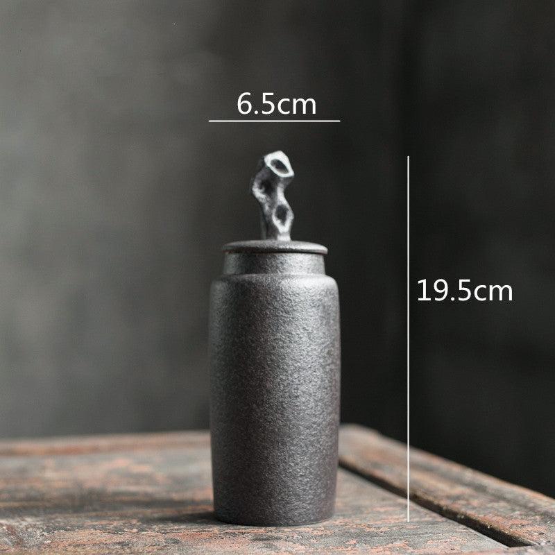 Recipiente de té minimalista, gres artesanal estilo wabi-sabi, para matcha.