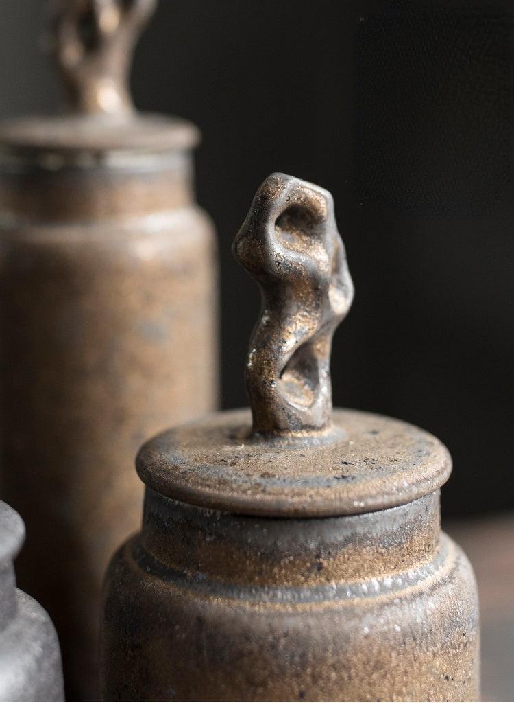 Caddy de té de cerámica hecho a mano, con diseño wabi-sabi para amantes del té japonés.