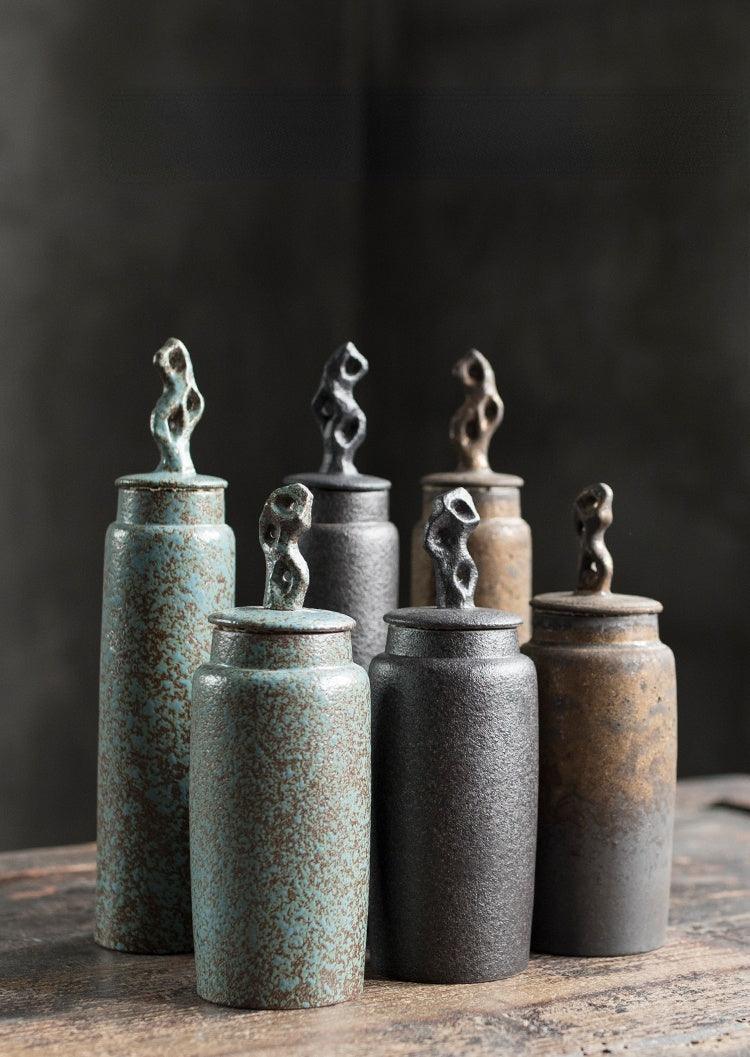 Tarro de gres wabi-sabi para té, recipiente artesanal para cocina minimalista.
